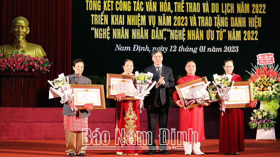 Thừa ủy quyền của Chủ tịch nước, đồng chí Phó Chủ tịch UBND tỉnh Trần Lê Đoài trao tặng các danh hiệu NNND, NNƯT cho các nghệ nhân lĩnh vực di sản văn hóa tín ngưỡng thờ Mẫu.