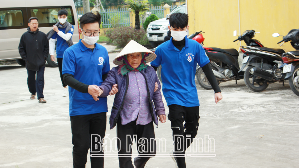 Sinh viên Trường Đại học Điều dưỡng Nam Định tham gia tình nguyện tại xã Bạch Long (Giao Thủy).