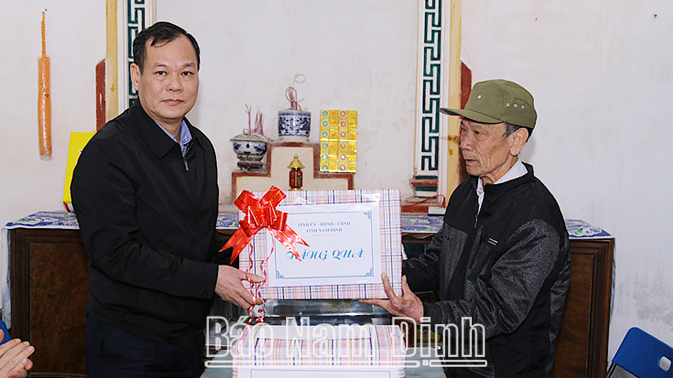 Đồng chí Phó Bí thư Thường trực Tỉnh ủy Lê Quốc Chỉnh tặng quà gia đình ông Lê Anh Đà, 70 tuổi, thôn Nam Giao Cù Thượng, xã Đồng Sơn (Nam Trực) là bệnh binh 61-70%.