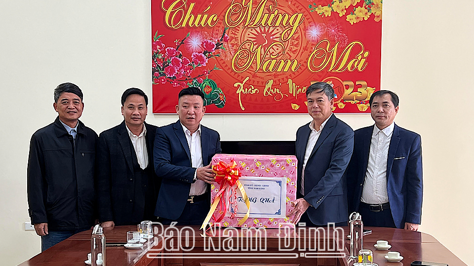 Đồng chí Phó Chủ tịch UBND tỉnh thăm, tặng quà nhân dịp Tết Nguyên đán Quý Mão 2023
