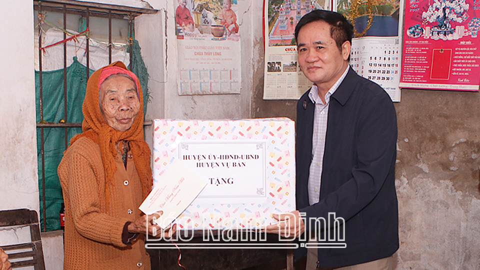 Lãnh đạo huyện Vụ Bản thăm, tặng quà Tết cho gia đình hộ nghèo xã Cộng Hòa.