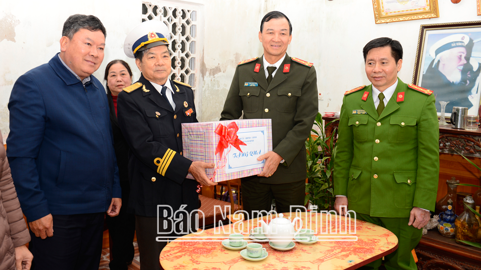 Đồng chí Giám đốc Công an tỉnh tặng quà ông Nguyễn Thanh Châu, ở xóm 4, xã Hải Xuân.