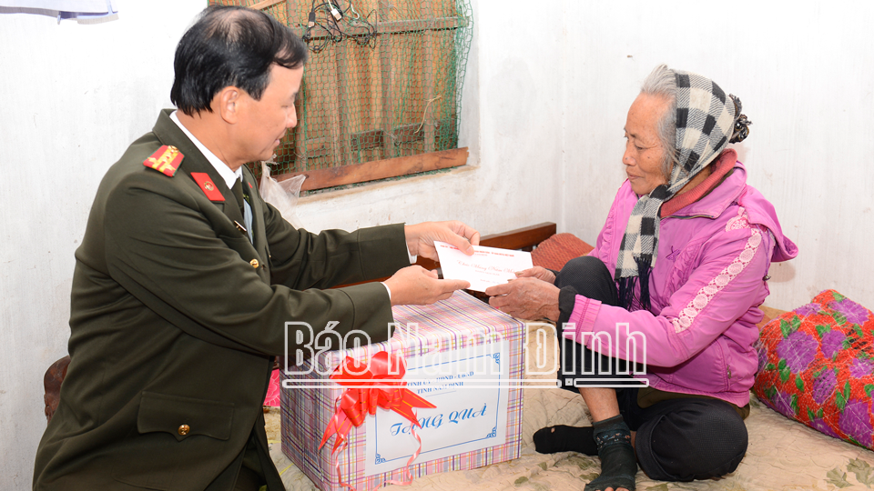 Đồng chí Giám đốc Công an tỉnh tặng quà bà Nguyễn Thị Thân, ở xóm 9, xã Hải Anh.