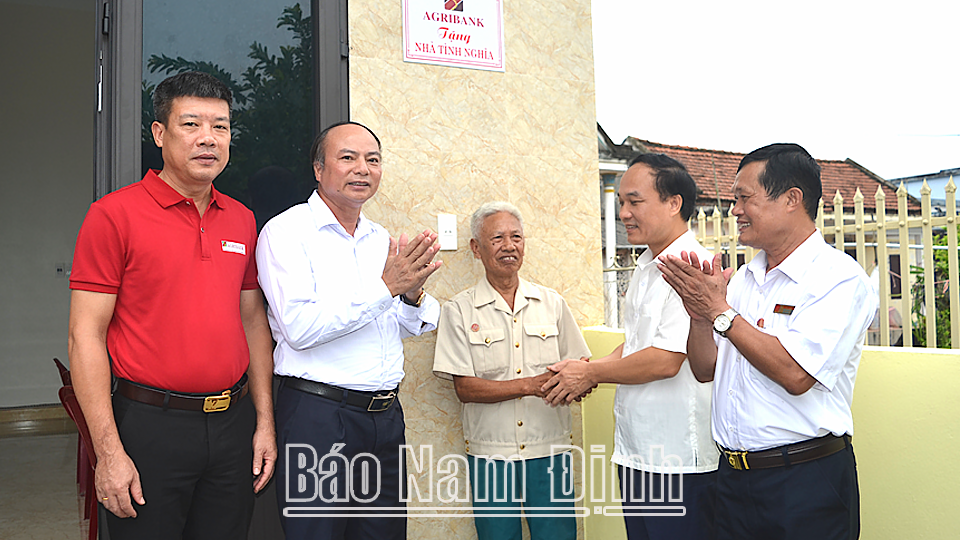 Khánh thành nhà tình nghĩa cho gia đình ông Cao Đại Xuân ở xóm 7, xã Giao Tiến (Giao Thủy) từ nguồn vốn hỗ trợ của Agribank Chi nhánh tỉnh Nam Định.
