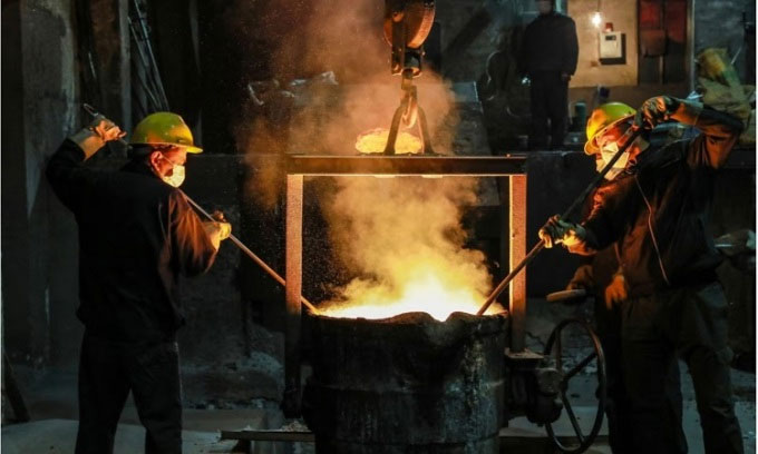 Công nhân sản xuất thép trong nhà máy. (Ảnh: AFP).

