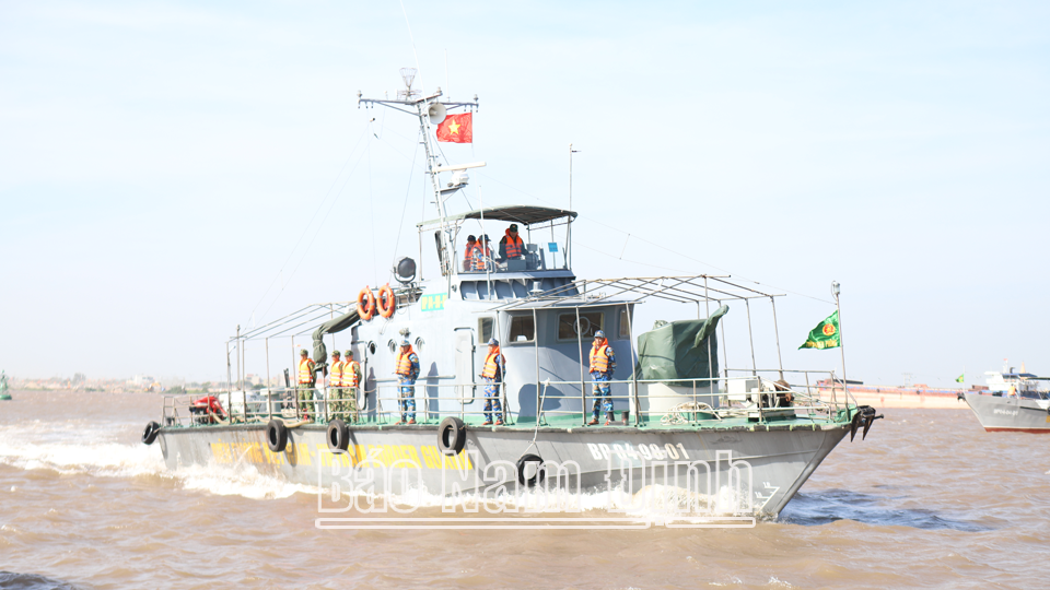 Lực lượng Biên phòng Hải đội 2 (BĐBP tỉnh) tuần tra trên biển.
