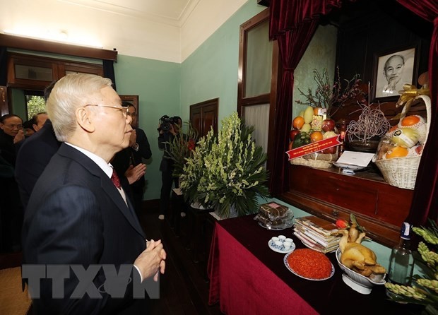 Tổng Bí thư Nguyễn Phú Trọng dâng hương tưởng niệm Chủ tịch Hồ Chí Minh. 