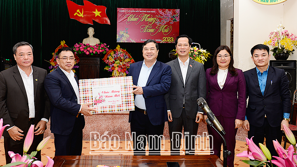 Đồng chí Bí thư Tỉnh ủy Phạm Gia Túc và các đồng chí lãnh đạo tỉnh tặng quà chúc Tết tập thể Công ty Cổ phần Môi trường Nam Định.