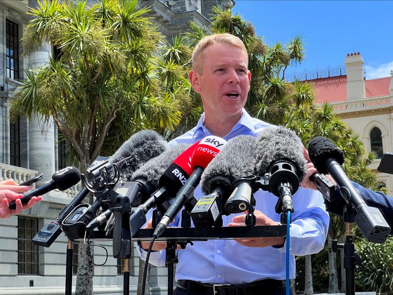 Ông Chris Hipkins phát biểu với báo giới bên ngoài tòa nhà Quốc hội New Zealand ở Wellington, New Zealand, ngày 21/1/2023. (Ảnh: Reuters)