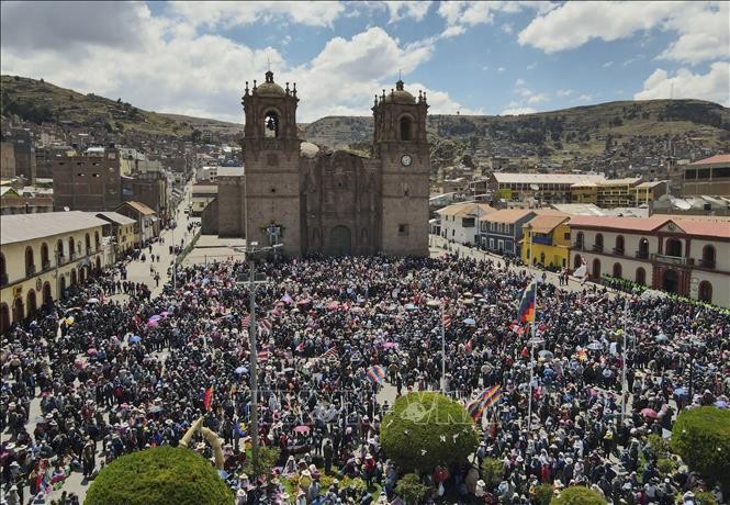 Hàng trăm người biểu tình tập trung tại quảng trường chính ở thành phố Andes, vùng Puno, miền nam Peru, đòi trả tự do cho cựu Tổng thống Pedro Castillo ngày 9/1/2023. (Ảnh: AFP/TTXVN)