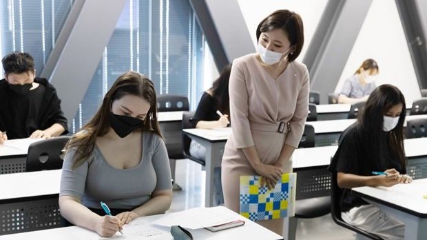Sinh viên tốt nghiệp các trường đại học hàng đầu thế giới ở lại Nhật Bản trong hai năm để tìm việc làm. (Ảnh minh họa: nikkei)