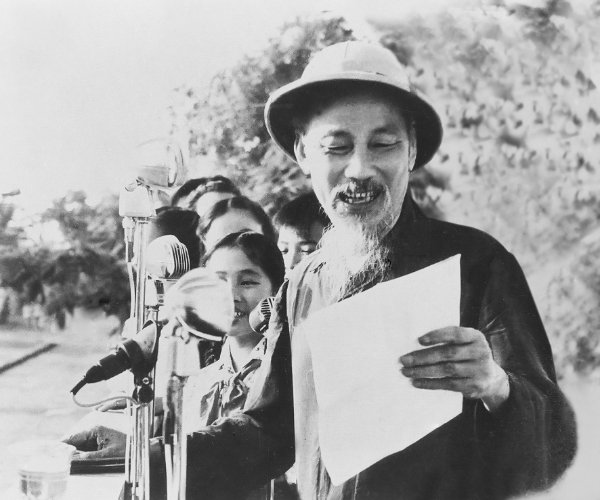 Hồ Chủ tịch nói chuyện với nhân dân Nam Định trong buổi mít tinh tại sân Quảng trường Hòa Bình, thành phố Nam Định, ngày 22-5-1963.
Ảnh: Tư liệu