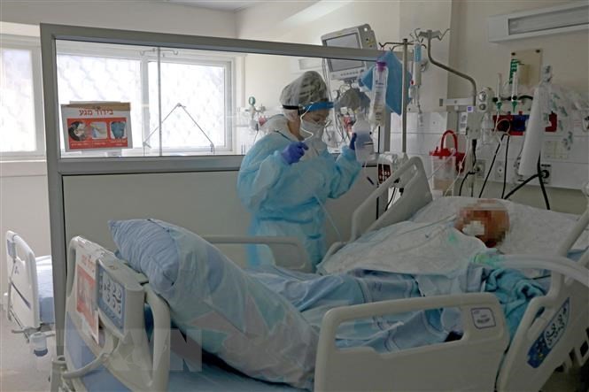 Nhân viên y tế điều trị cho bệnh nhân Covid-19 tại trung tâm y tế thành phố Ashkelon, Israel ngày 22/2/2022. (Ảnh: AFP/TTXVN)