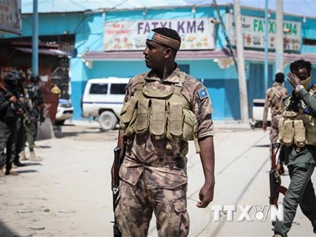 Nhân viên an ninh tăng cường tuần tra tại Mogadishu, Somalia. Ảnh: AFP/TTXVN