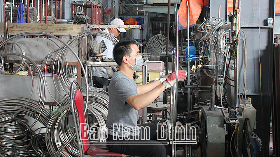 Công nhân Công ty TNHH Hiền Hoa, CCN Xuân Tiến bắt tay vào sản xuất từ những ngày đầu xuân.

