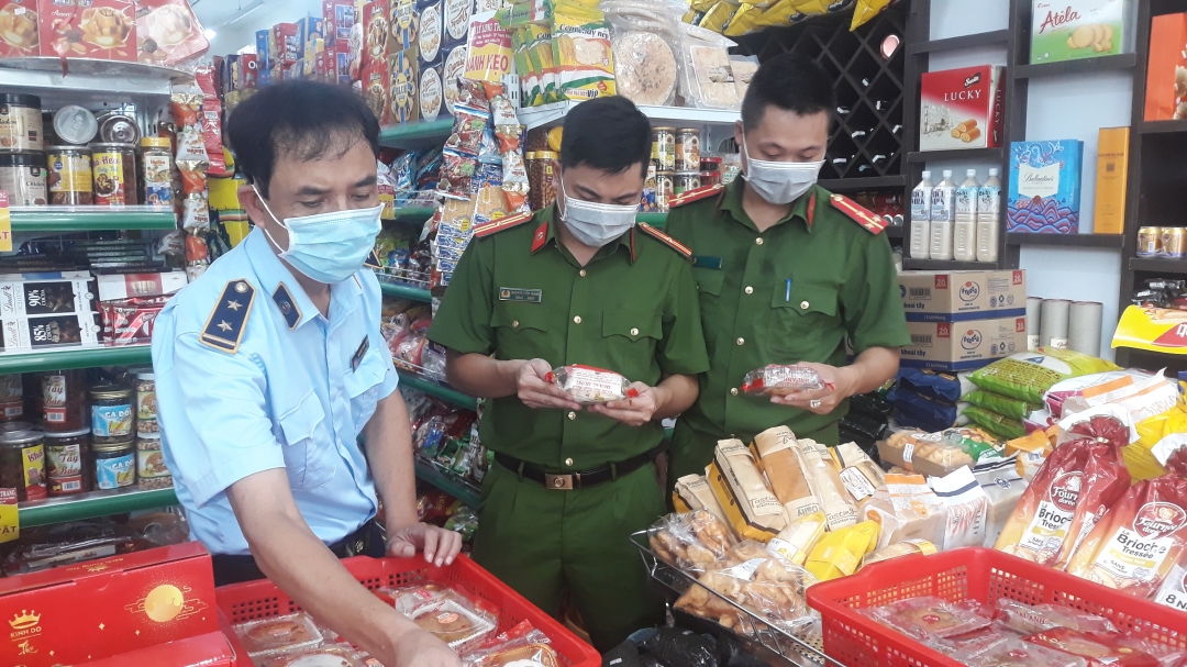 Lực lượng Quản lý thị trường và Công an tỉnh phối hợp kiểm soát an toàn thực phẩm trên địa bàn thành phố Nam Định.
Bài và ảnh: Nguyễn Hương