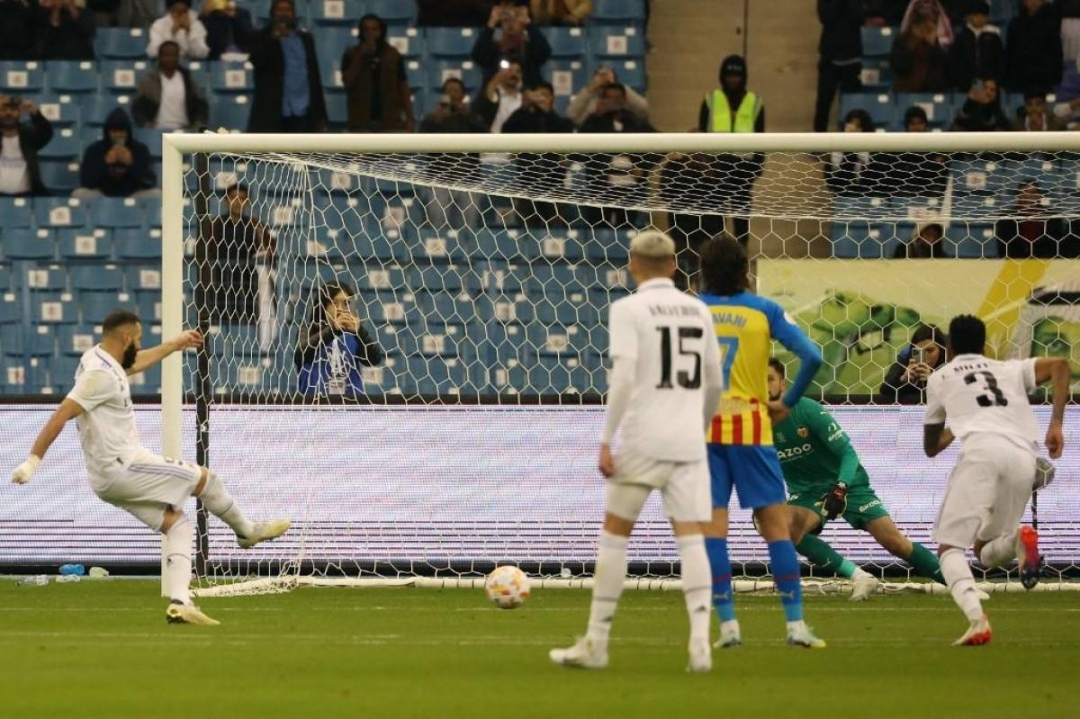Benzema mở tỷ số cho Real Madrid từ chấm phạt đền. 
