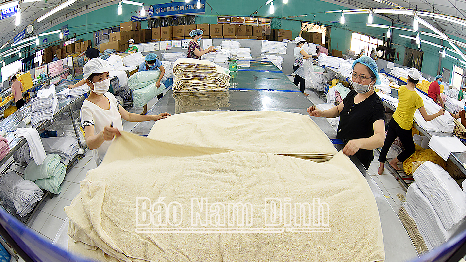 Công ty Cổ phần Dệt may Sơn Nam tạo việc làm và thu nhập ổn định cho hơn 500 lao động trên địa bàn thành phố Nam Định.
Ảnh: Việt Thắng