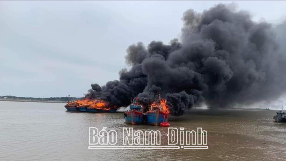 Cháy 6 tàu cá ở khu neo đậu tại cửa cống Quần Vinh 1, xã Phúc Thắng