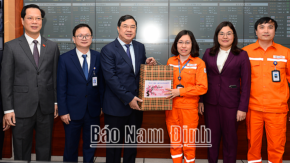 Đồng chí Bí thư Tỉnh ủy Phạm Gia Túc và các đồng chí lãnh đạo tỉnh tặng quà chúc Tết tập thể Trung tâm Điều khiển xa thuộc Công ty Điện lực Nam Định.