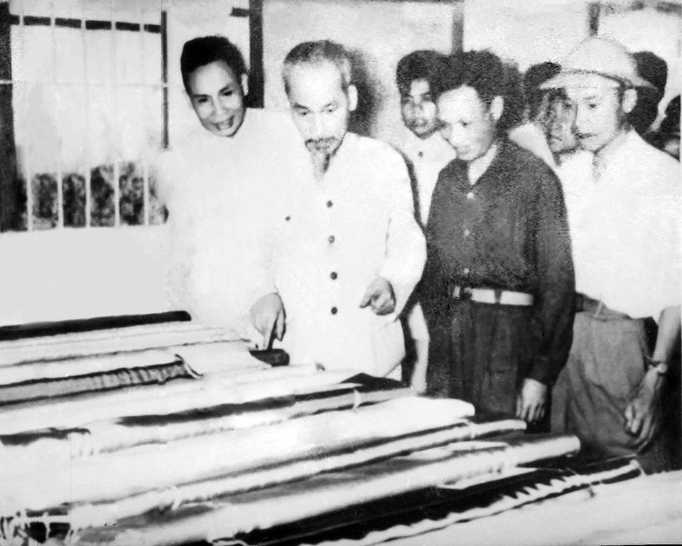 Chủ tịch Hồ Chí Minh xem một số sản phẩm của Nhà máy Dệt Nam Định sản xuất, ngày 24-4-1957. Ảnh: Tư liệu