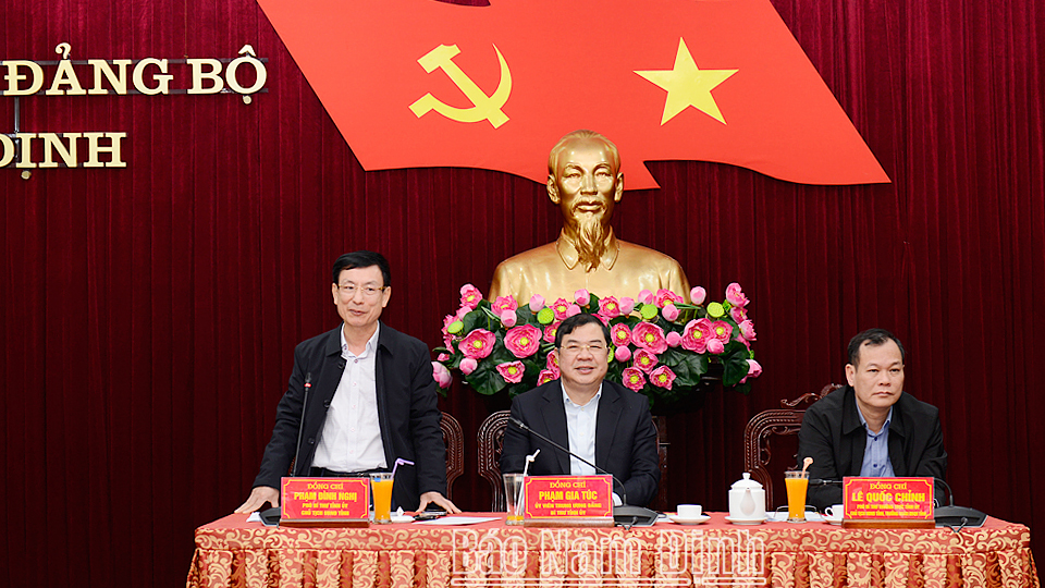 Đồng chí Chủ tịch UBND tỉnh Phạm Đình Nghị phát biểu tại hội nghị.