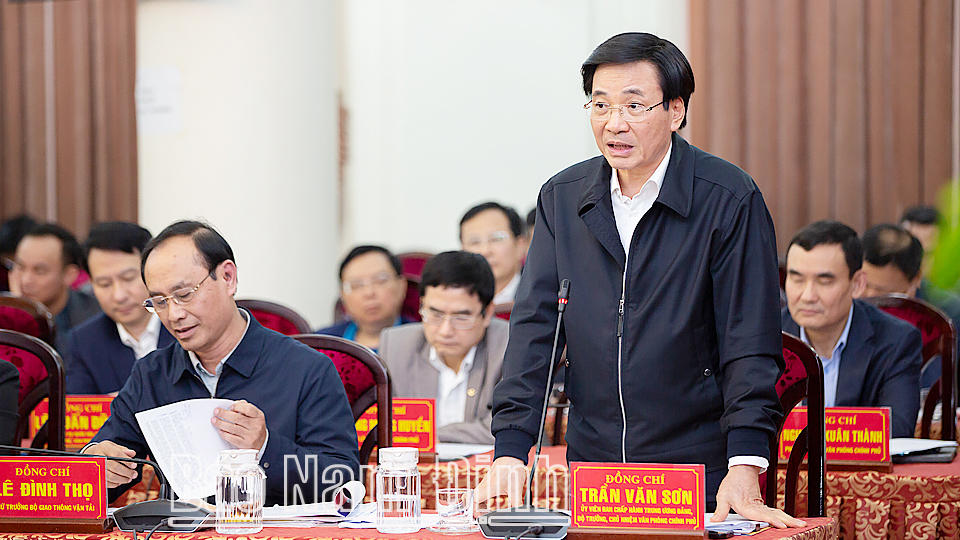 Đồng chí Trần Văn Sơn, Ủy viên BCH Trung ương Đảng, Bộ Trưởng, Chủ nhiệm Văn phòng Chính phủ- đại diện các bộ, ngành Trung ương phát biểu tại buổi làm việc.