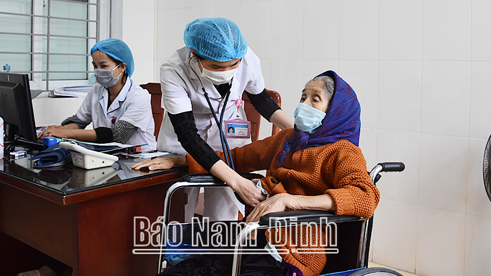 Người dân khám chữa bệnh tại Trung tâm Y tế huyện Xuân Trường.
