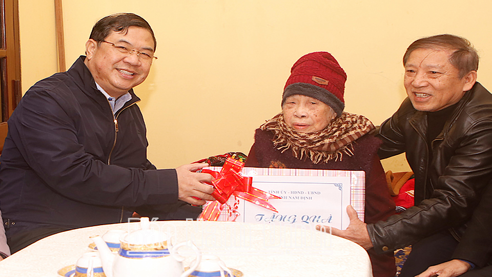 Đồng chí Bí thư Tỉnh ủy Phạm Gia Túc thăm, tặng quà Bà mẹ Việt Nam Anh hùng Chu Thị Ấu, phường Hạ Long.