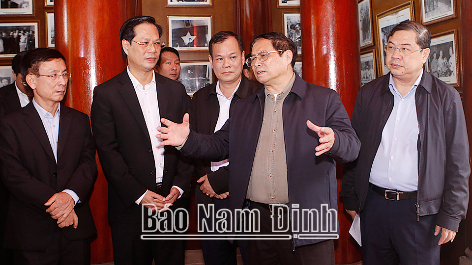 Thủ tướng Chính phủ Phạm Minh Chính và các đồng chí lãnh đạo tỉnh dâng hương, thăm Khu tưởng niệm đồng chí Lê Đức Thọ tại xã Nam Vân (thành phố Nam Định).