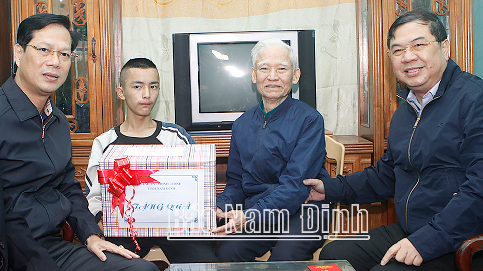 Đồng chí Bí thư Tỉnh ủy Phạm Gia Túc thăm, tặng quà cháu Đặng Trung Hiếu, khuyết tật nặng ở phường Vị Xuyên.