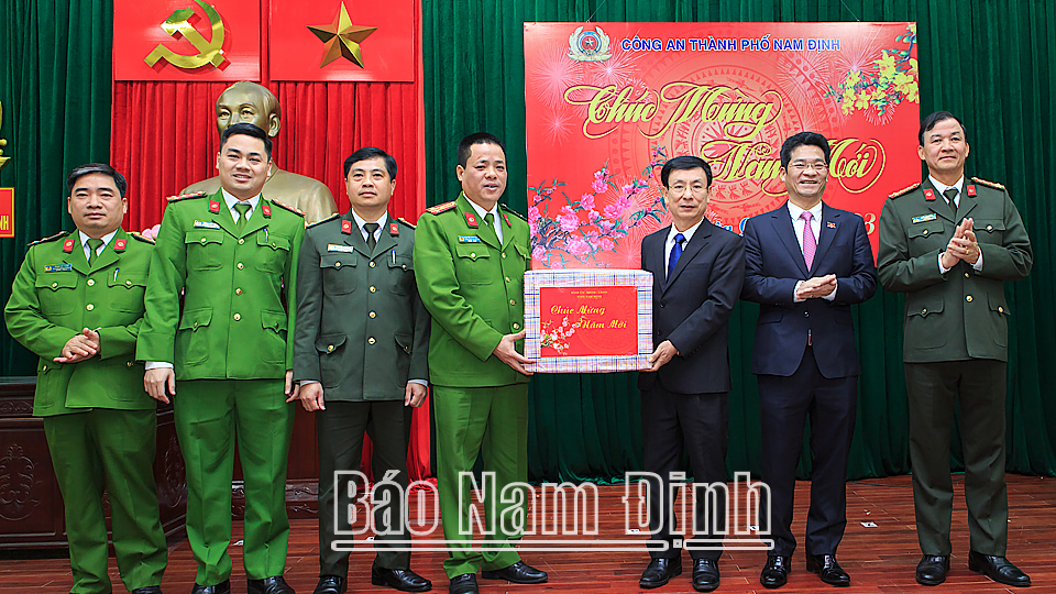 Đồng chí Chủ tịch UBND tỉnh Phạm Đình Nghị tặng quà chúc Tết cán bộ, chiến sĩ Công an thành phố Nam Định.