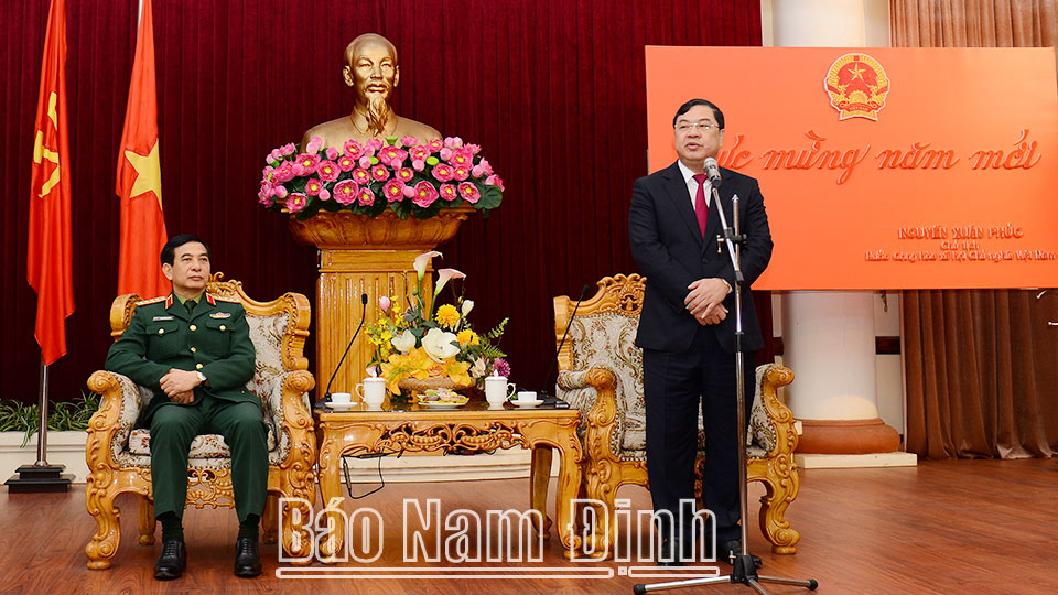 Đồng chí Bí thư Tỉnh ủy Phạm Gia Túc báo cáo kết quả thực hiện nhiệm vụ chính trị với đồng chí Bộ trưởng Bộ Quốc phòng Phan Văn Giang.