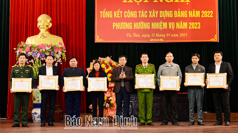  Đồng chí Phạm Văn Quyết, Tỉnh ủy viên, Bí thư Huyện ủy Vụ Bản tặng phần thưởng cho các tổ chức Đảng tiêu biểu năm 2022.