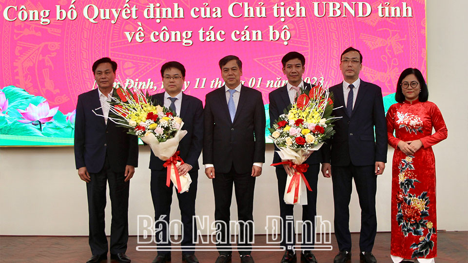 Đồng chí Trần Lê Đoài, TUV, Phó Chủ tịch UBND tỉnh tặng hoa chúc mừng hai đồng chí được bổ nhiệm chức vụ Phó Chánh Văn phòng UBND tỉnh.