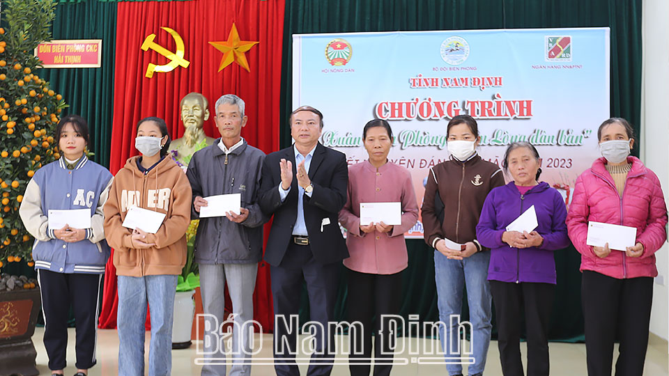 Lãnh đạo Ngân hàng NN và PTNT tỉnh trao quà Tết cho các gia đình có hoàn cảnh khó khăn trên địa bàn Đồn Biên phòng Cửa khẩu Cảng Hải Thịnh (Hải Hậu)