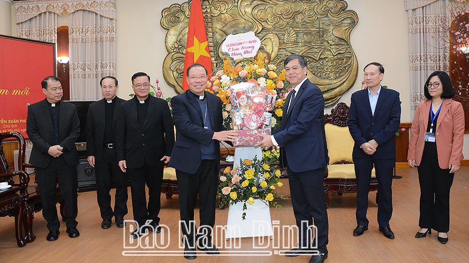 Đức Tổng Giám mục Giu-se Vũ Văn Thiên, Tổng Giáo phận Hà Nội tặng quà chúc Tết UBND tỉnh.