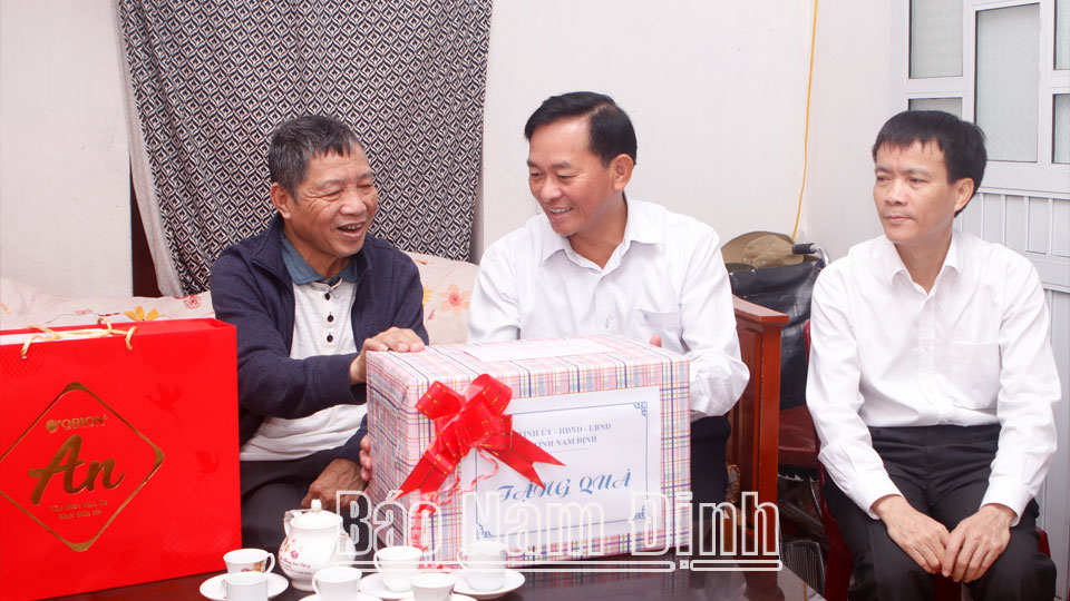 Đồng chí Phó Chủ tịch Thường trực HĐND tỉnh Nguyễn Phùng Hoan đã đến thăm gia đình ông Nguyễn Thanh Khuê, thương binh 81%, xã Xuân Ninh.