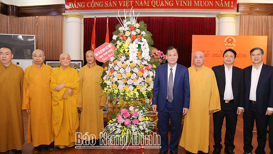 Ban Trị sự Giáo hội Phật giáo tỉnh tặng hoa chúc mừng Tỉnh ủy nhân dịp Tết Nguyên đán Quý Mão 2023.