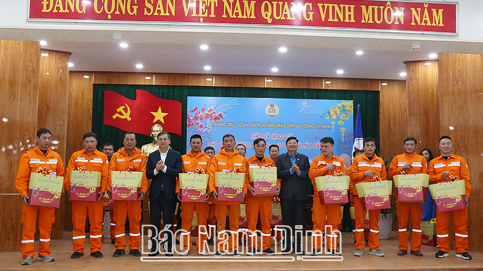 Tổng Liên đoàn Lao động Việt Nam tặng quà cho các đơn vị làm nhiệm vụ trực Tết Nguyên đán Quý Mão 