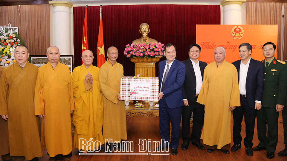 Các đồng chí lãnh đạo Tỉnh ủy tặng quà cảm ơn Ban Trị sự Giáo hội Phật giáo tỉnh.