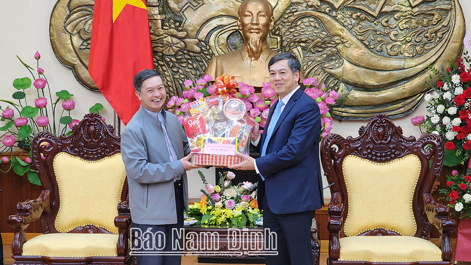 Linh mục Hoàng Văn Tuấn, Chủ tịch Ủy ban Đoàn kết Công giáo tỉnh tặng quà chúc Tết UBND tỉnh nhân dịp đón Xuân mới Quý Mão 2023.