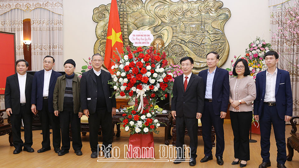 Tòa Giám mục Bùi Chu tặng hoa chúc Tết UBND tỉnh.