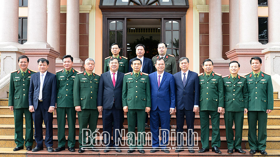 Đại tướng Phan Văn Giang, Ủy viên Bộ Chính trị, Phó Bí thư Quân ủy Trung ương, Bộ trưởng Bộ Quốc chụp ảnh với các đồng chí lãnh đạo tỉnh.