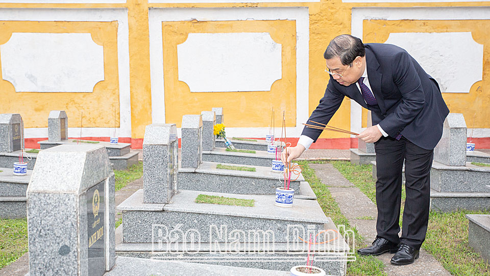 Đồng chí Phạm Gia Túc, Ủy viên BCH Trung ương Đảng, Bí thư Tỉnh ủy thắp hương tưởng nhớ các Anh hùng Liệt sĩ tại Nghĩa trang Liệt sĩ thành phố Nam Định.
