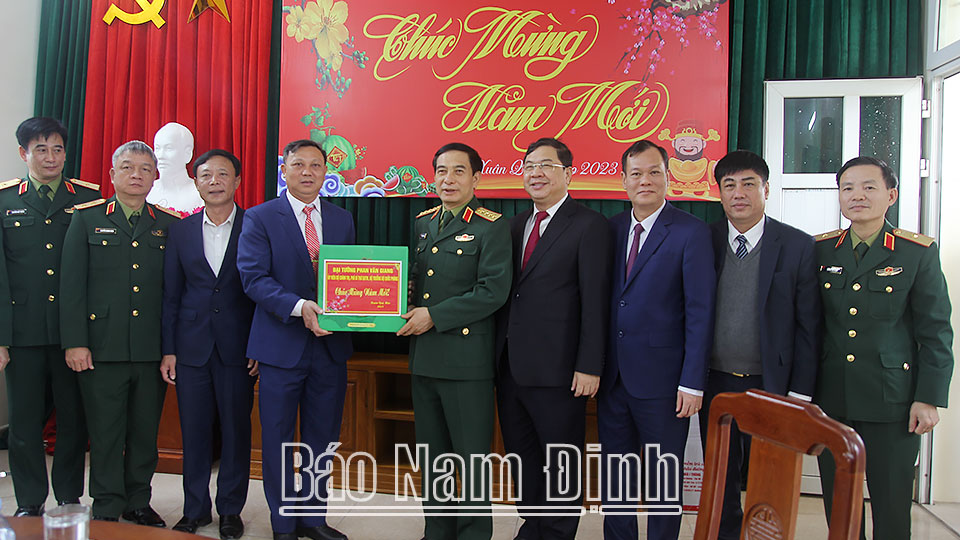 Đại tướng Phan Văn Giang, Ủy viên Bộ Chính trị, Phó Bí thư Quân ủy Trung ương, Bộ trưởng Bộ Quốc phòng tặng quà Đảng bộ, chính quyền nhân dân và đối tượng chính sách xã Hồng Quang (Nam Trực).