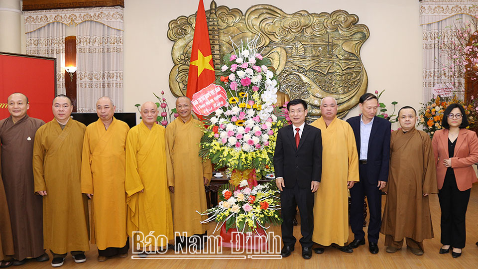 Ban Trị sự Giáo hội Phật giáo tỉnh tặng hoa chúc mừng UBND tỉnh nhân dịp Tết Nguyên đán Quý Mão 2023.
