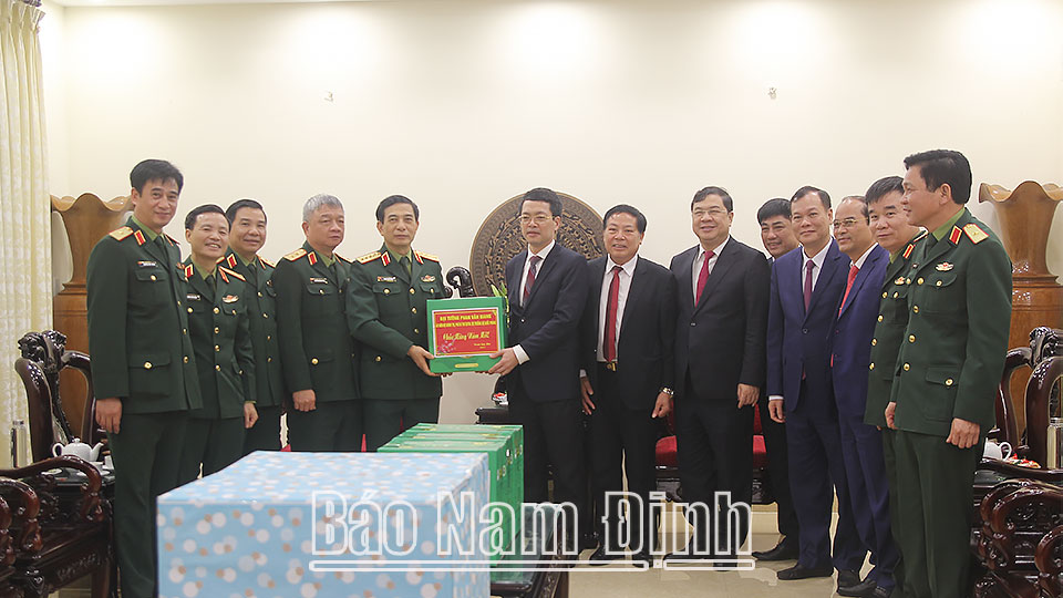 Đại tướng Phan Văn Giang, Ủy viên Bộ Chính trị, Phó Bí thư Quân ủy Trung ương, Bộ trưởng Bộ Quốc phòng tặng quà Đảng bộ, chính quyền nhân dân huyện Nam Trực.