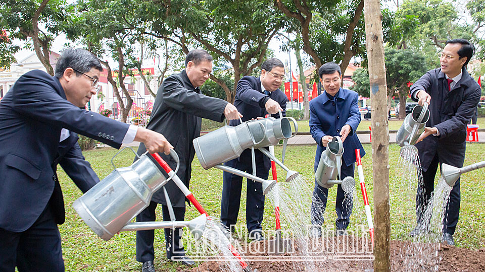 Các đồng chí Thường trực Tỉnh ủy, Thường trực Thành ủy Nam Định chăm sóc cây tại khu vực công viên Vị Xuyên (thành phố Nam Định).