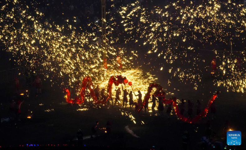 Biểu diễn múa rồng lửa chào đón Lễ hội mùa xuân ở Trùng Khánh, Trung Quốc. (Ảnh: Tân Hoa xã)

